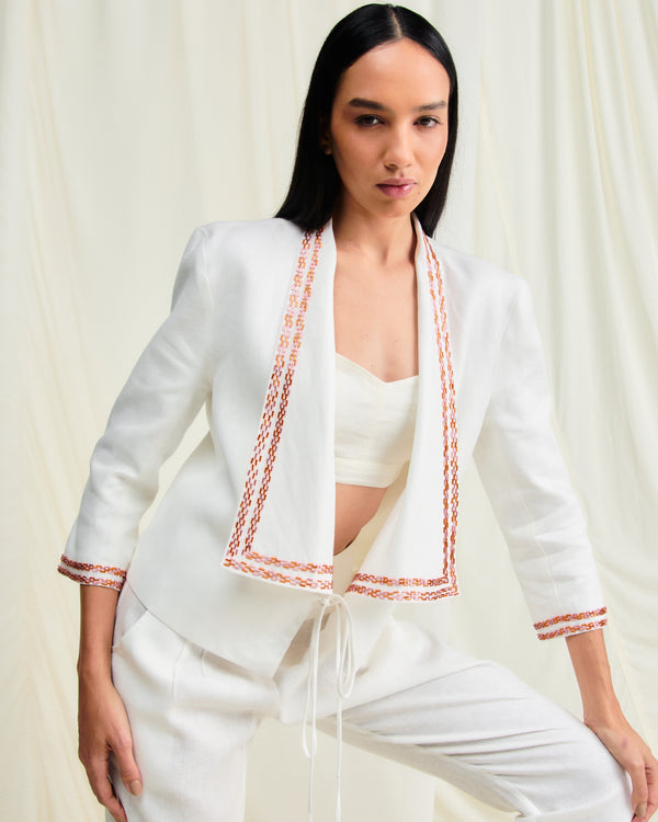 Blazer Bardot off white em linho 100% com bordados em laranja e vermelho.