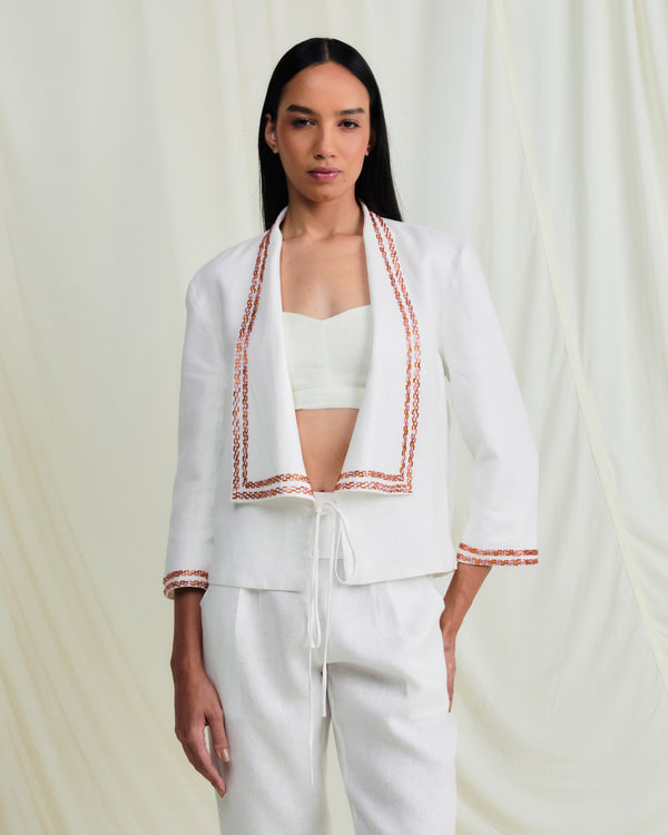 Blazer feminino em linho off white, abertura frontal e amarração na cintura.