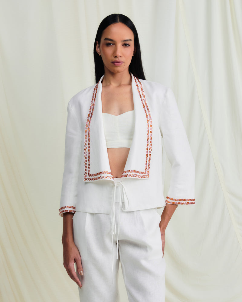 Blazer feminino em linho off white, abertura frontal e amarração na cintura.