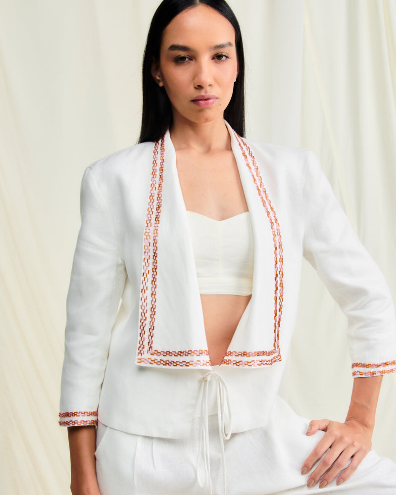 Blazer Bardot elegante, feito em linho, estilo leve com bordado nos punhos.