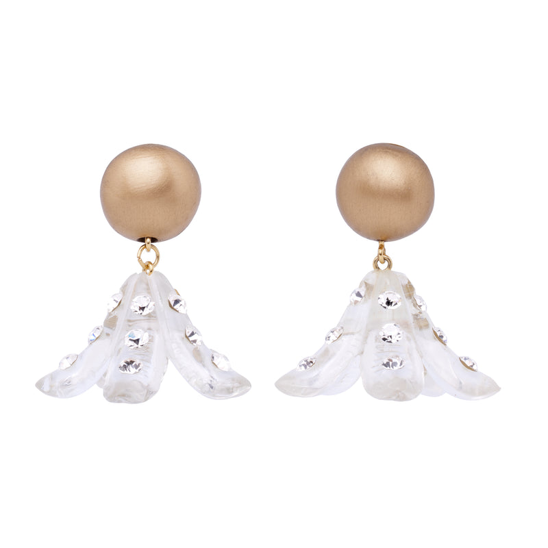 Brinco de resina branca com cristais cravejados e base dourada.