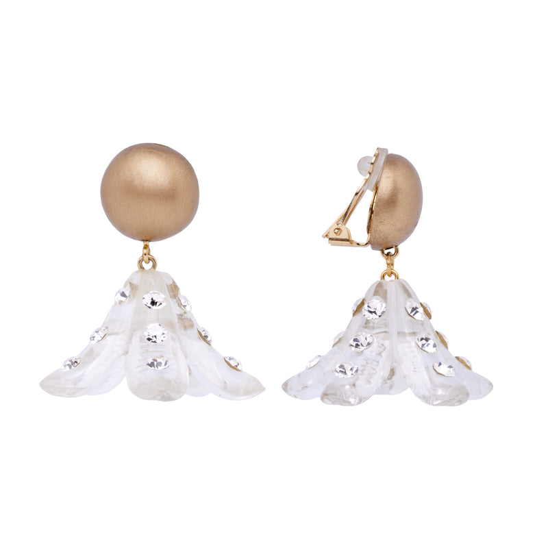 Par de brincos em resina branca com cristais e detalhe dourado.