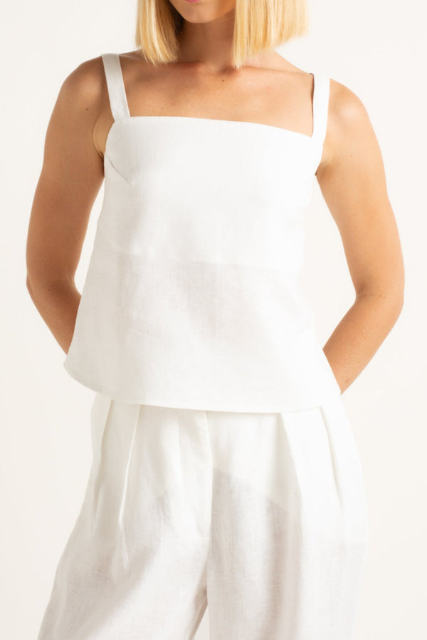 Calça feminina branca em linho natural, corte de alfaiataria elegante.