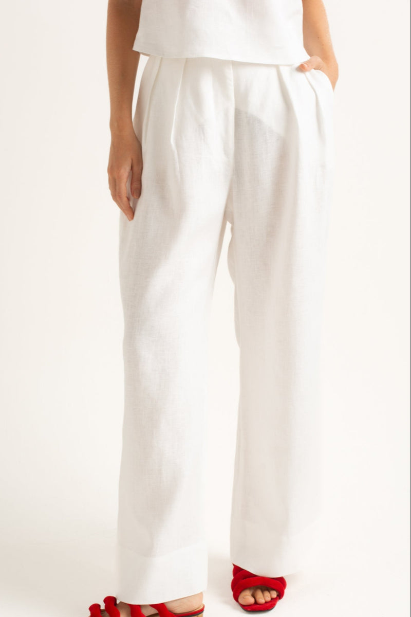 Calça reta em linho 100% off white, estilo atemporal e sofisticado.