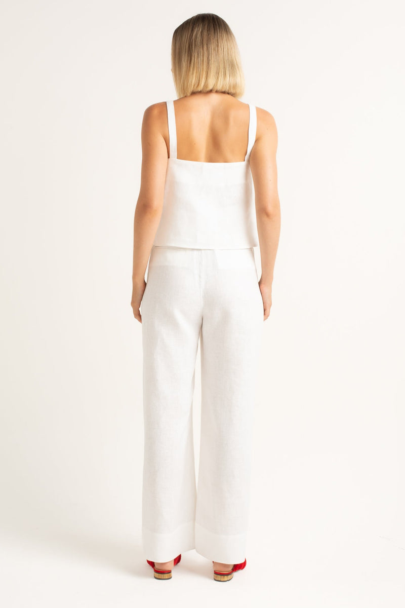 Calça feminina em linho branco, design alfaiataria com pregas.