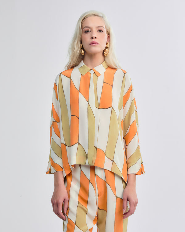 Camisa em crepe de chine 100% seda com estampa geométrica em bege, laranja e verde.