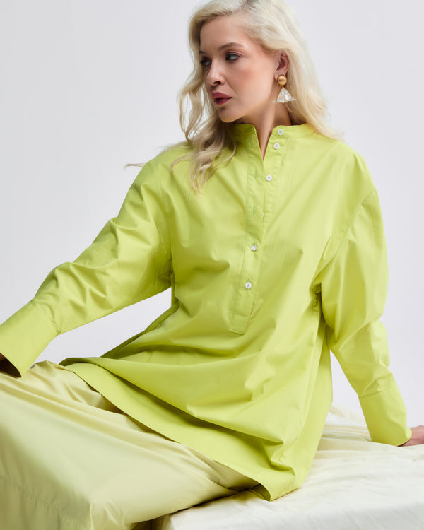 Camisa Jules verde em algodão orgânico 100%, manga longa e gola padre.
