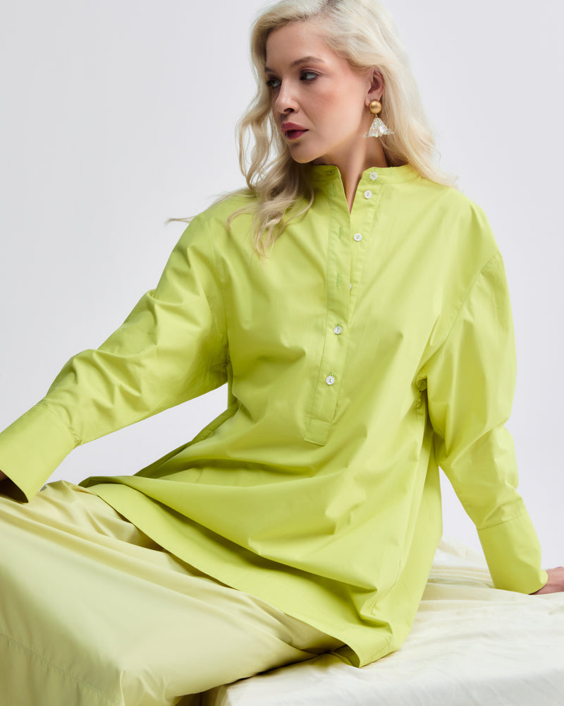 Camisa Jules verde em algodão orgânico 100%, manga longa e gola padre.