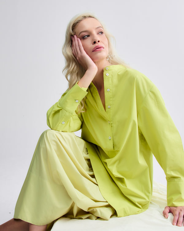 Camisa feminina ampla verde, confeccionada em algodão orgânico.