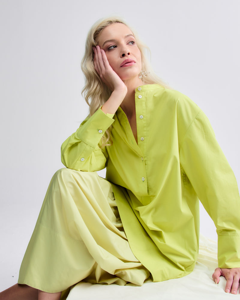 Camisa feminina ampla verde, confeccionada em algodão orgânico.