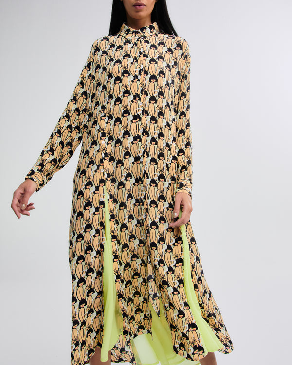 Vestido chemise midi em seda estampada com recortes em tecido liso vibrante.