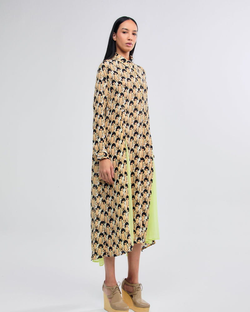 Chemise de seda feminina, gola alta, mangas longas e nesgas laterais em tom contrastante.