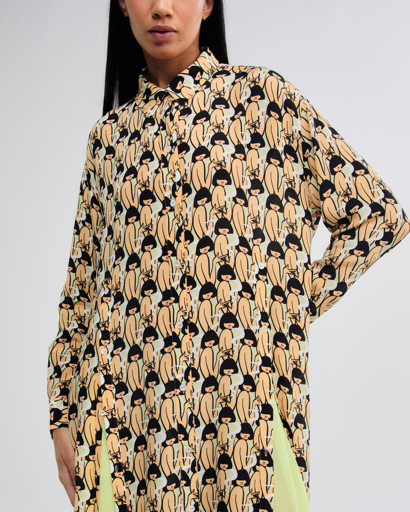 Vestido chemise elegante em seda, estampa gráfica e recortes assimétricos.