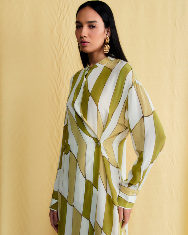 Chemise Vague em 100% seda, estampa geométrica em verde e bege, caimento leve.