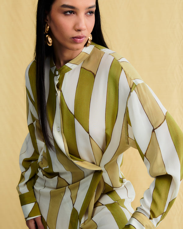 Vestido chemise de seda com toque suave e modelagem clássica elegante.
