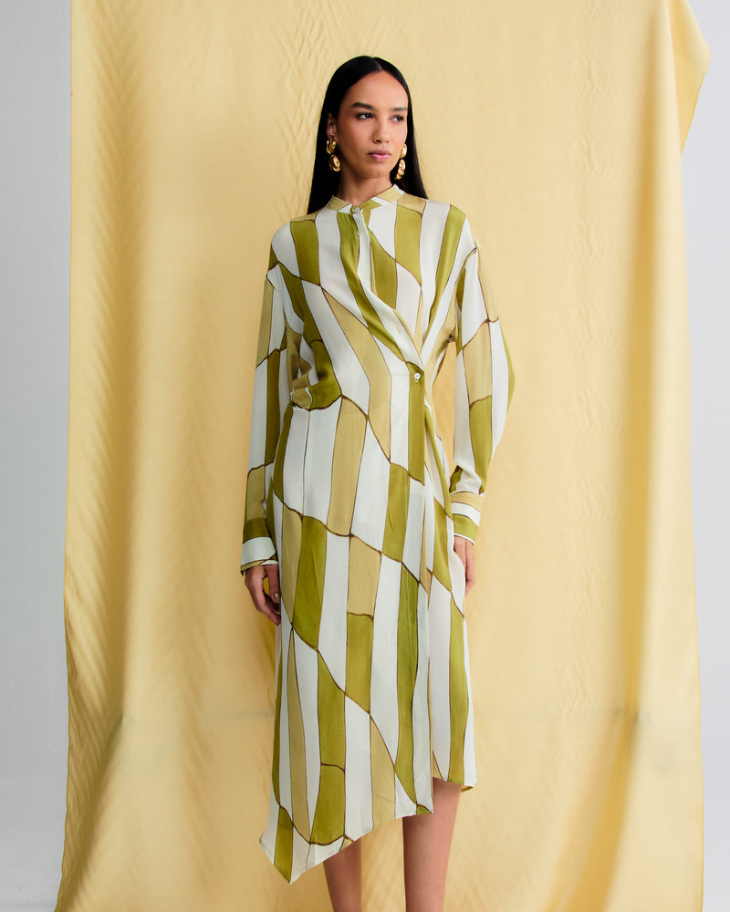 Chemise Vague em seda, design atemporal com movimento fluido.
