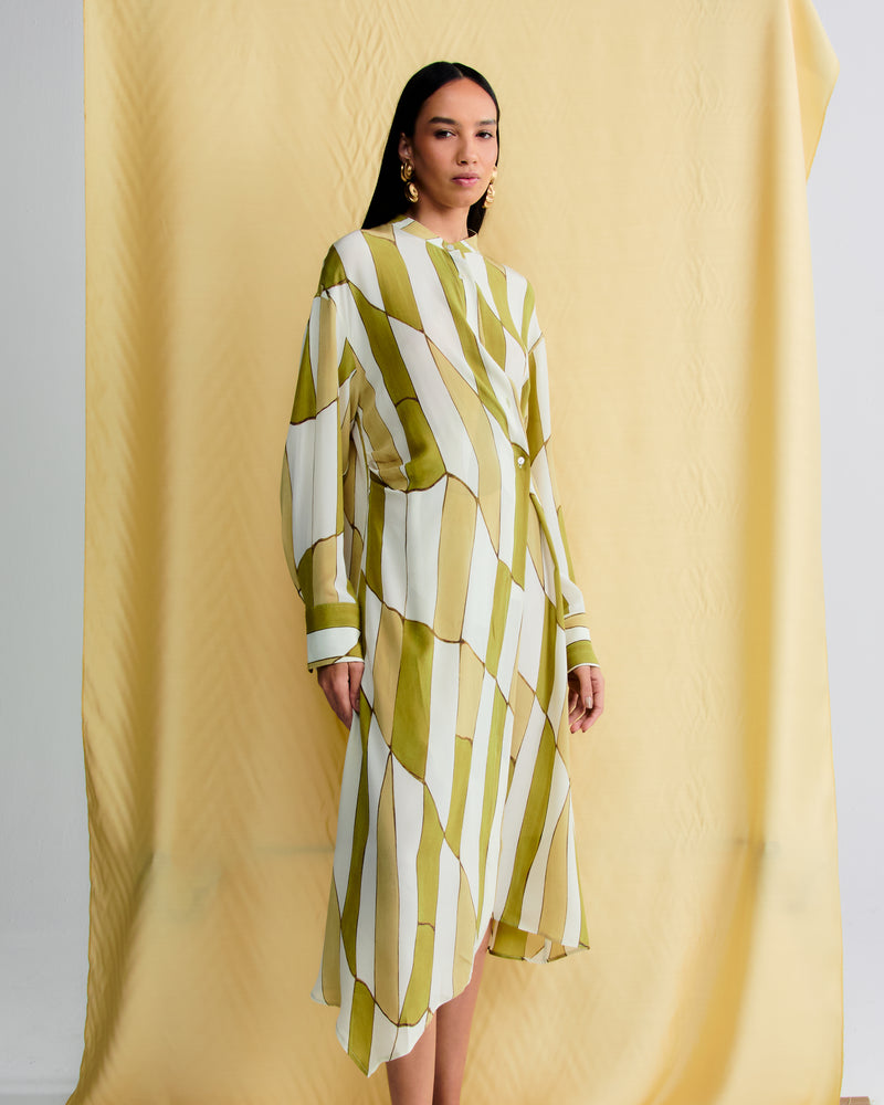 Vestido chemise em seda estampada, corte clássico e versátil.