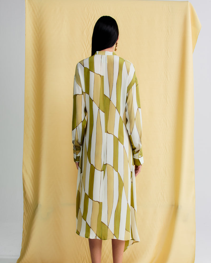 Chemise feminina em seda 100%, estampa gráfica e caimento elegante.