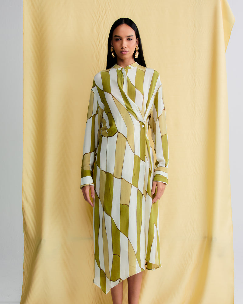 Vestido chemise de seda estampada, ideal para composições do dia a dia.
