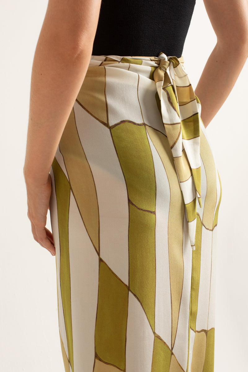 Saia pareô estampada em seda, corte longo e caimento elegante.