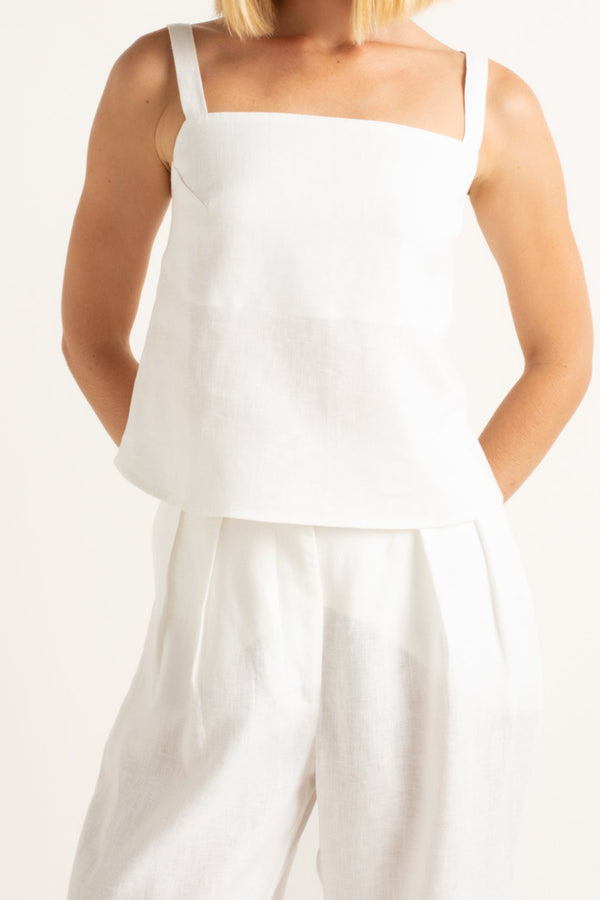 Top Basique off white em linho 100%, alças largas e decote reto.