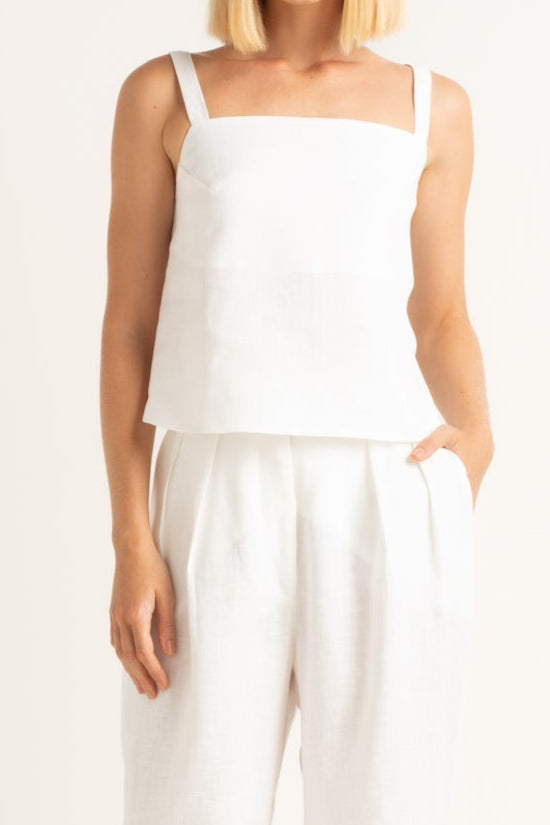 Top feminino branco de linho natural, estilo minimalista e versátil.