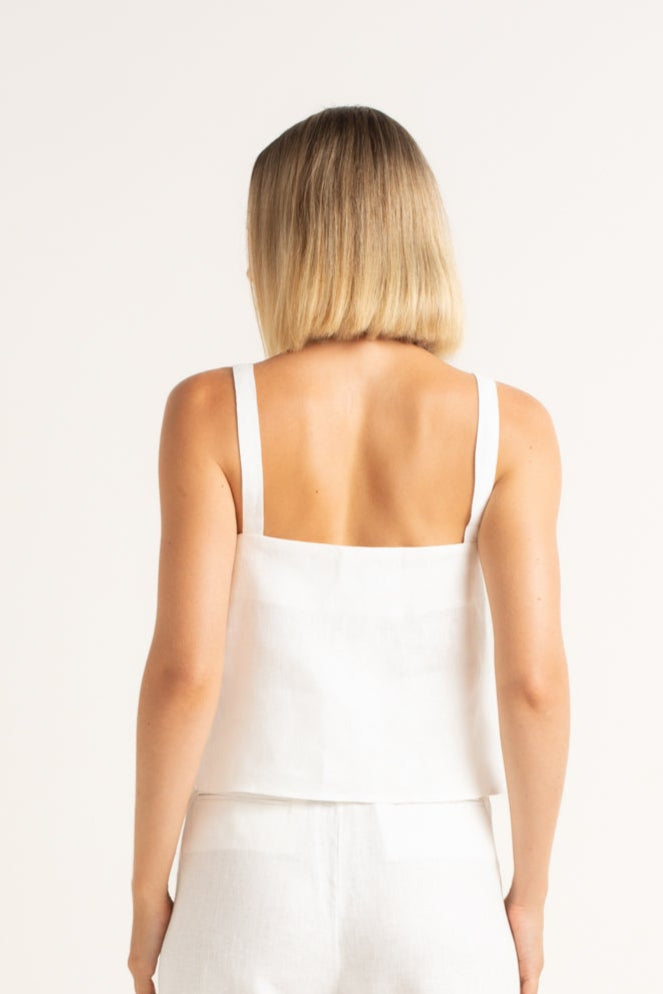 Top de linho 100% na cor off white, com caimento leve e sofisticado.
