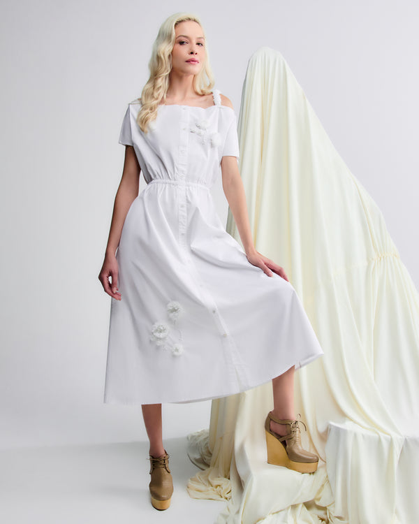 Vestido Brigitte off-white em tricoline 100% algodão, alças largas e abotoamento frontal.