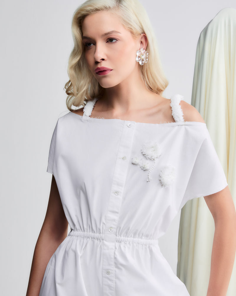 Vestido feminino off-white de algodão com botões frontais e design leve.