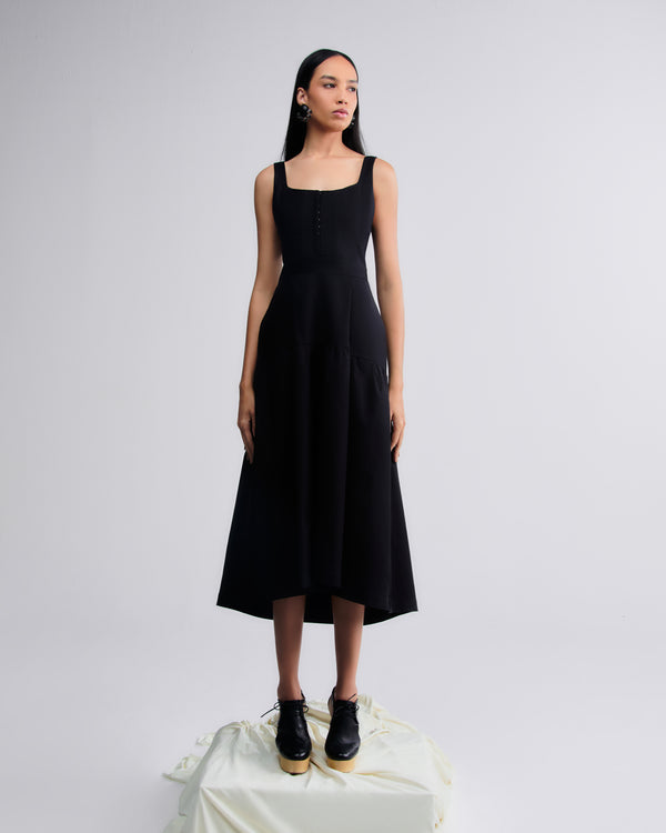 Vestido Corset preto em algodão 100%, modelagem estruturada e saia midi.