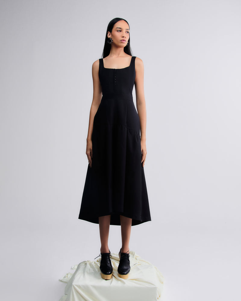 Vestido Corset preto em algodão 100%, modelagem estruturada e saia midi.