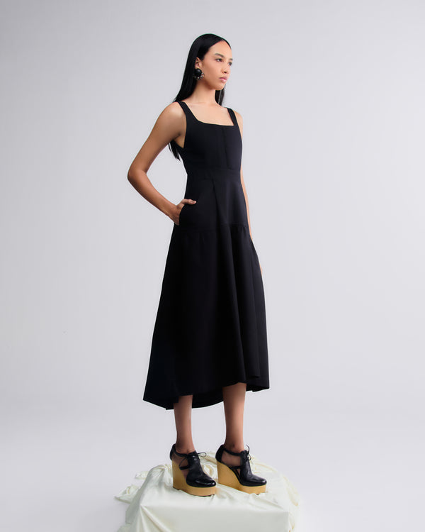 Vestido midi preto de algodão, busto estilo corset e botões frontais.
