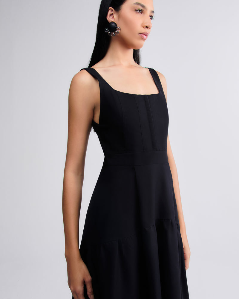 Vestido feminino preto em algodão, design minimalista e elegante.