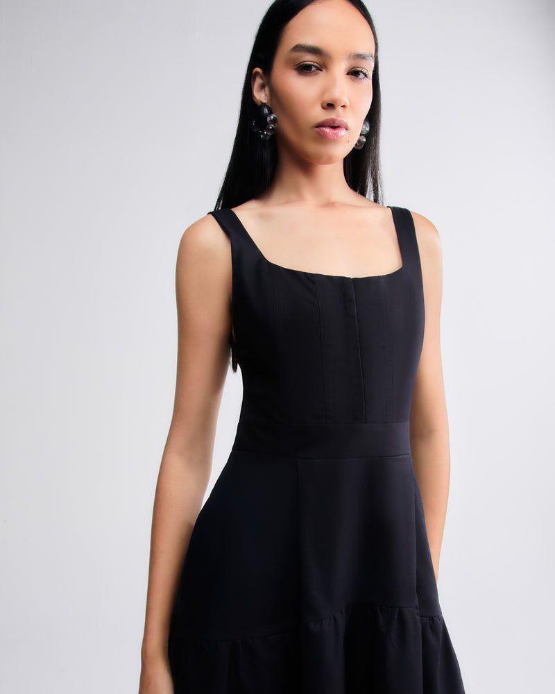 Vestido preto Corset com alças largas e caimento estruturado.