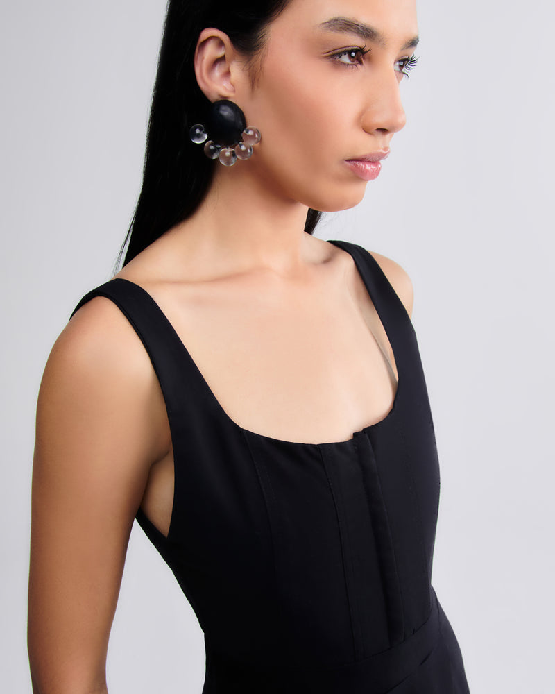 Vestido midi em algodão preto, detalhe de busto corset e cintura marcada.