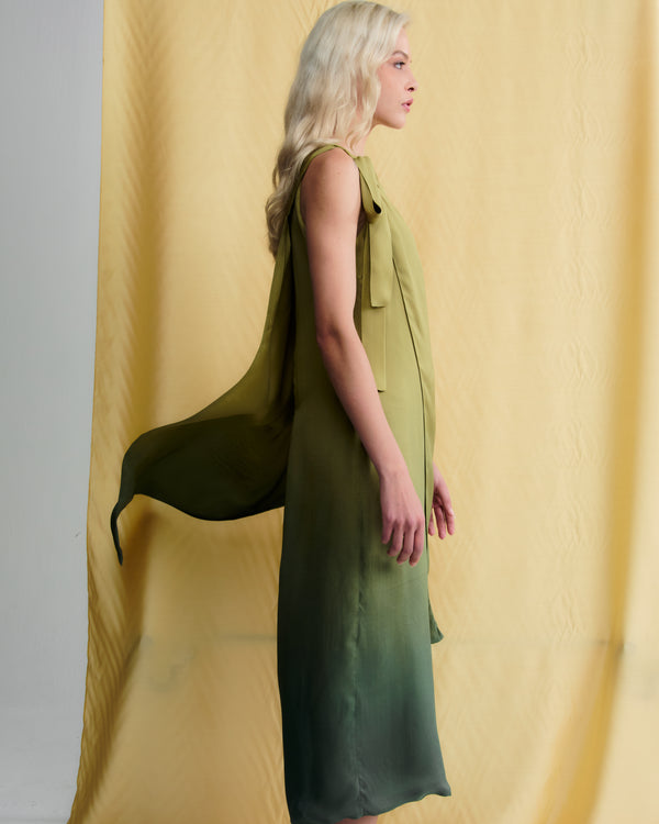 Vestido midi em viscose com efeito degradê verde e modelagem reta elegante.