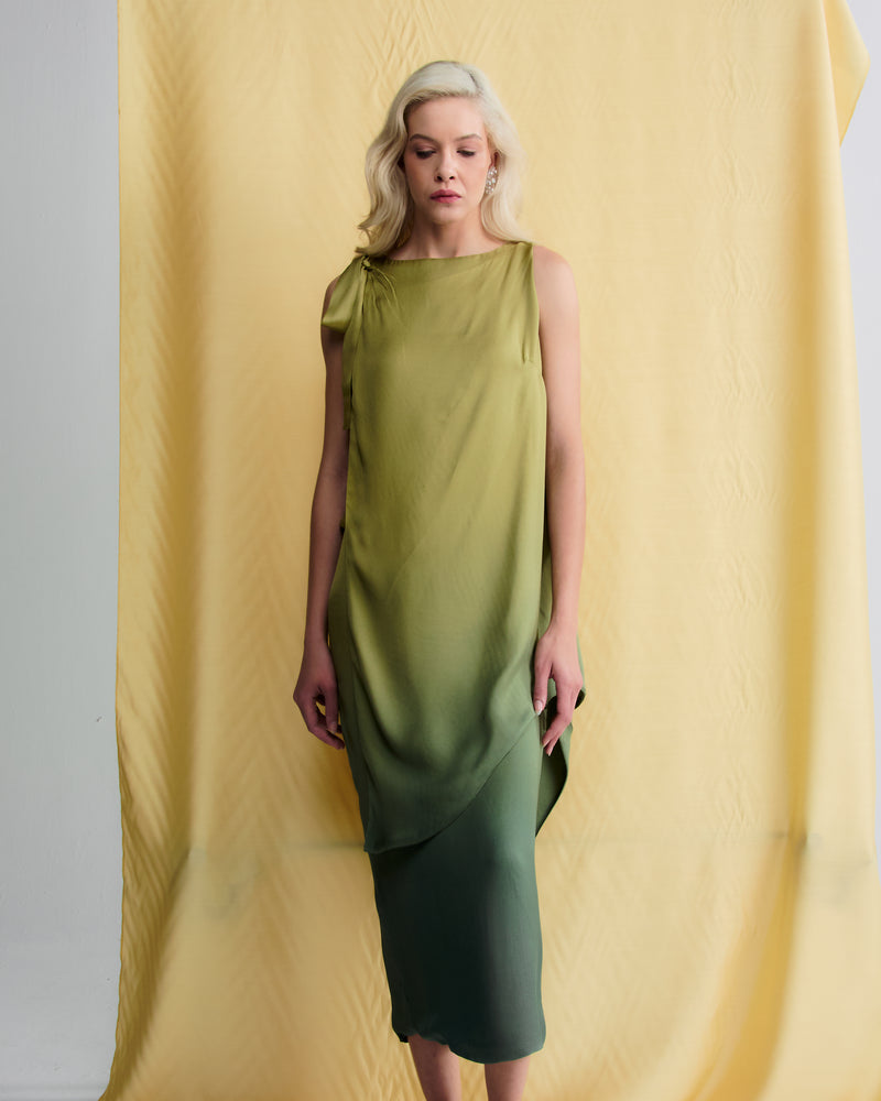 Vestido feminino midi verde, tecido em viscose e detalhe de sobreposição na saia.