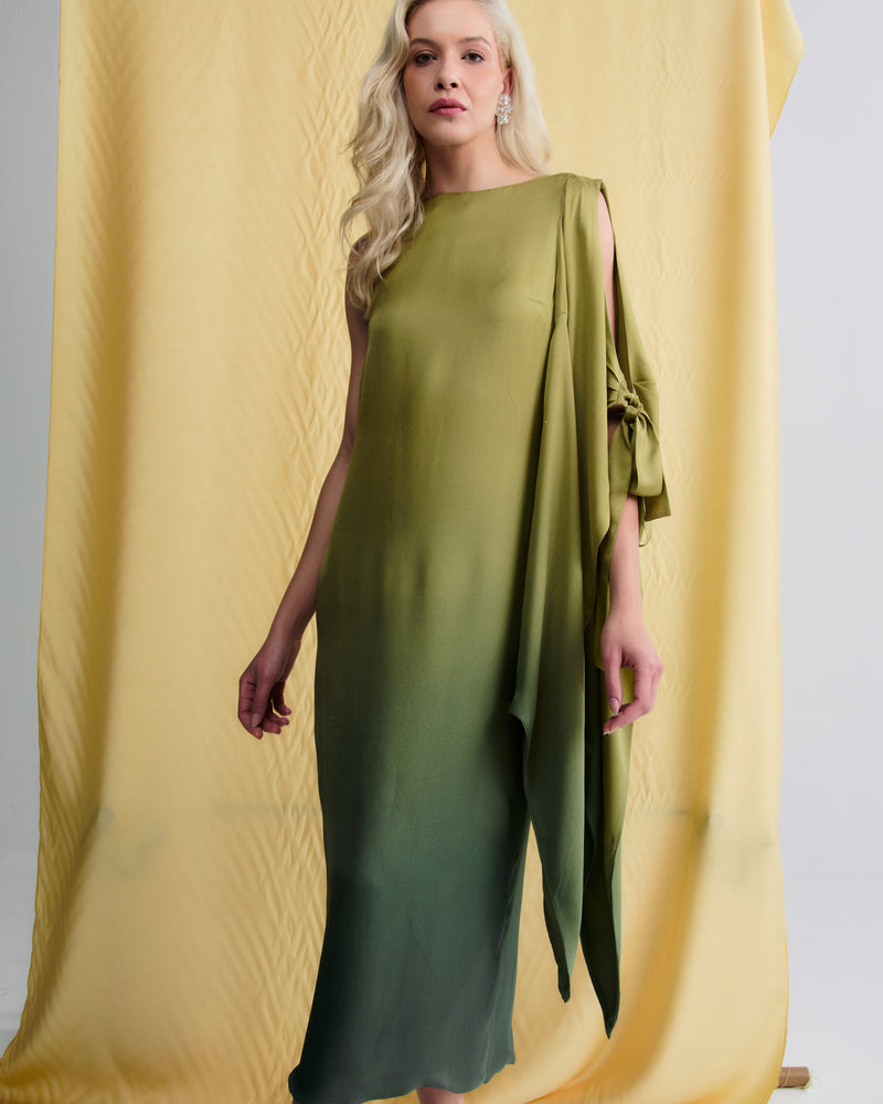 Vestido verde degradê em viscose, alça única com laço e caimento fluido.